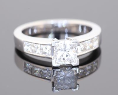 Elegant and contemporary, this princess-cut diamond ring combines clean geometric lines with the timeless appeal of fine diamond jewellery. Set in 18kt white gold, it centres on a striking 1-carat princess-cut diamond, graded D colour and SI2 clarity, accompanied by a GIA certificate.