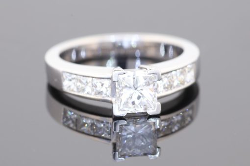 Elegant and contemporary, this princess-cut diamond ring combines clean geometric lines with the timeless appeal of fine diamond jewellery. Set in 18kt white gold, it centres on a striking 1-carat princess-cut diamond, graded D colour and SI2 clarity, accompanied by a GIA certificate.